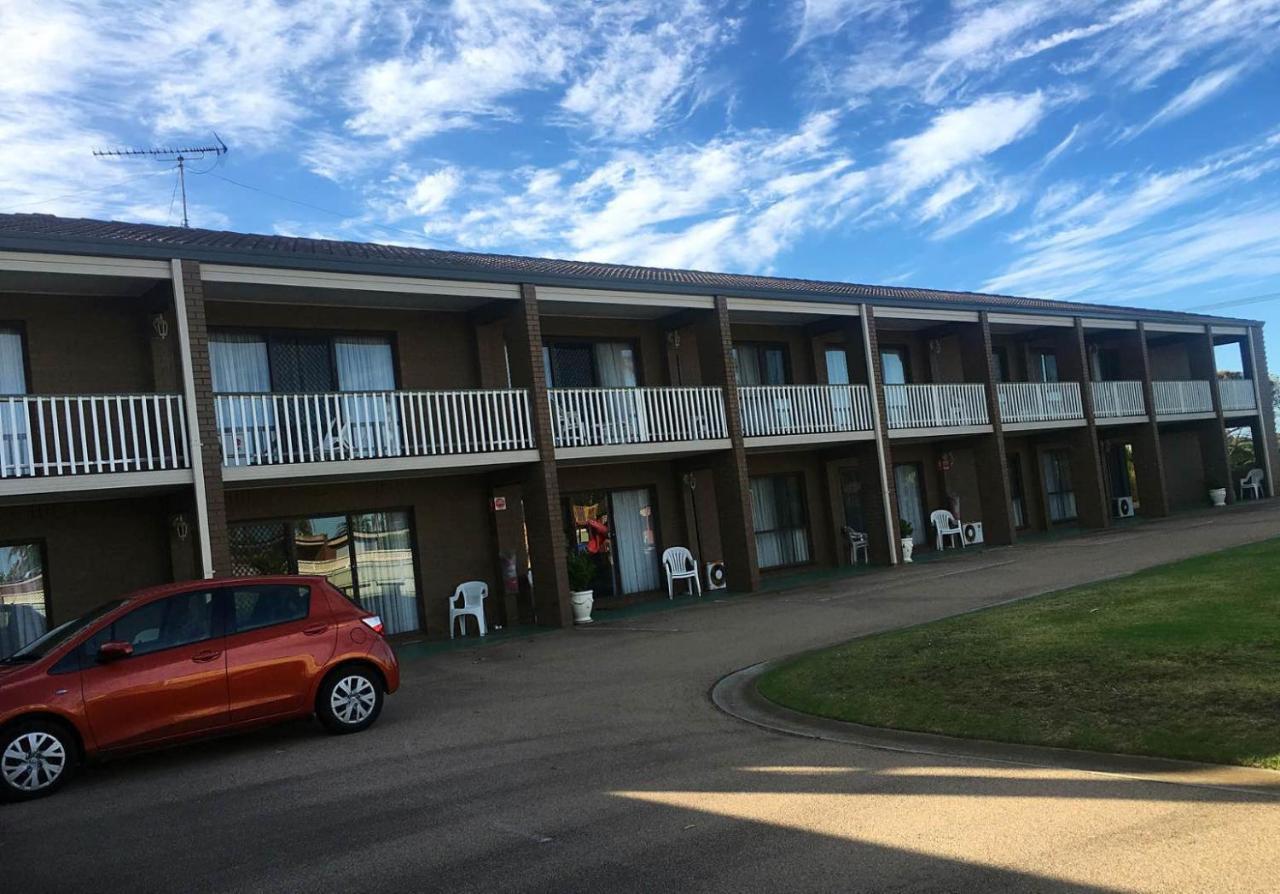 Black Swan Motor Inn Lakes Entrance Exterior photo